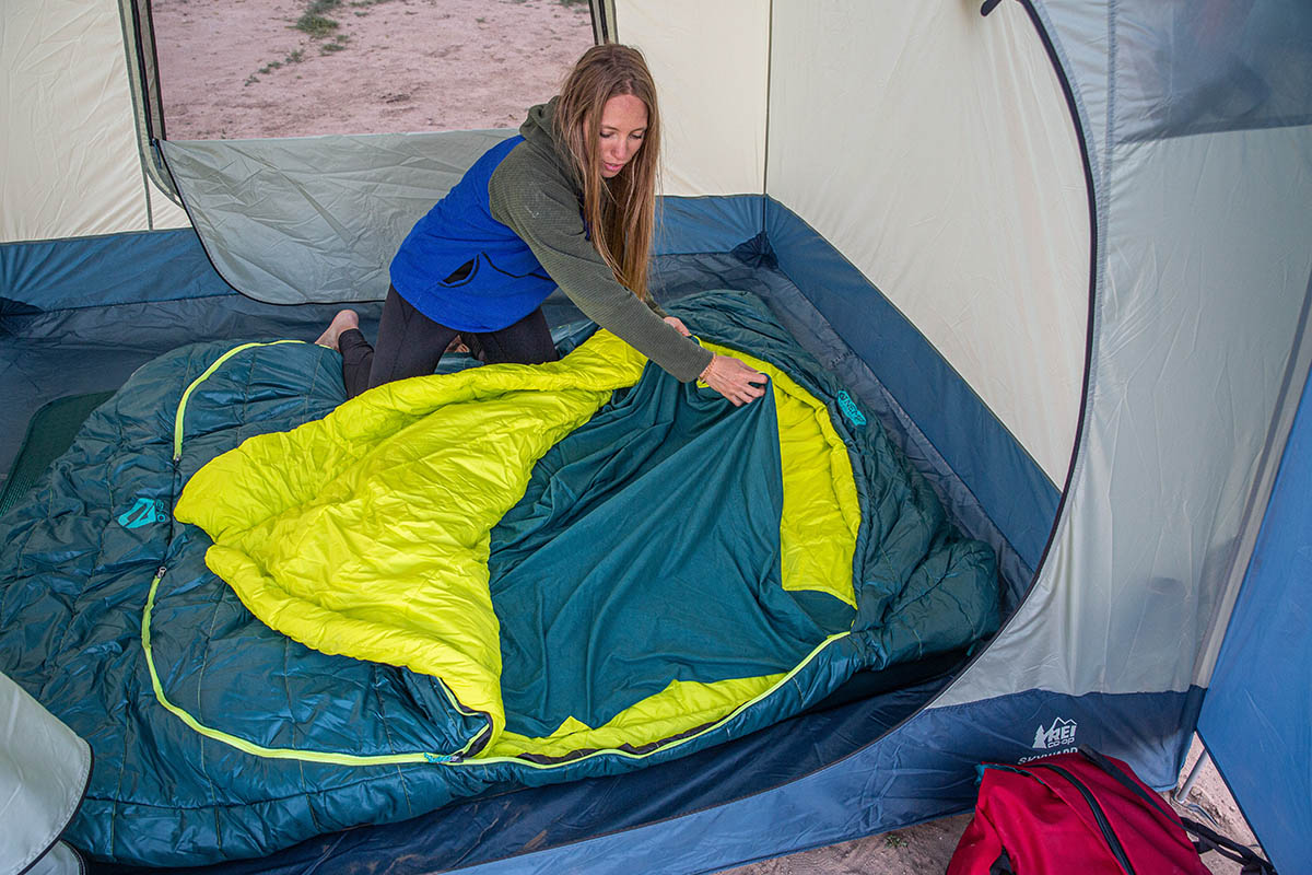 Close up of a person pulling back the blanket of a Nemo Jazz 30 Double sleeping bag.