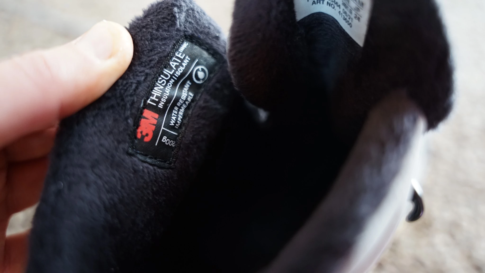 Close-up of a 200g 3M Thinsulate insulation label inside a winter boot.