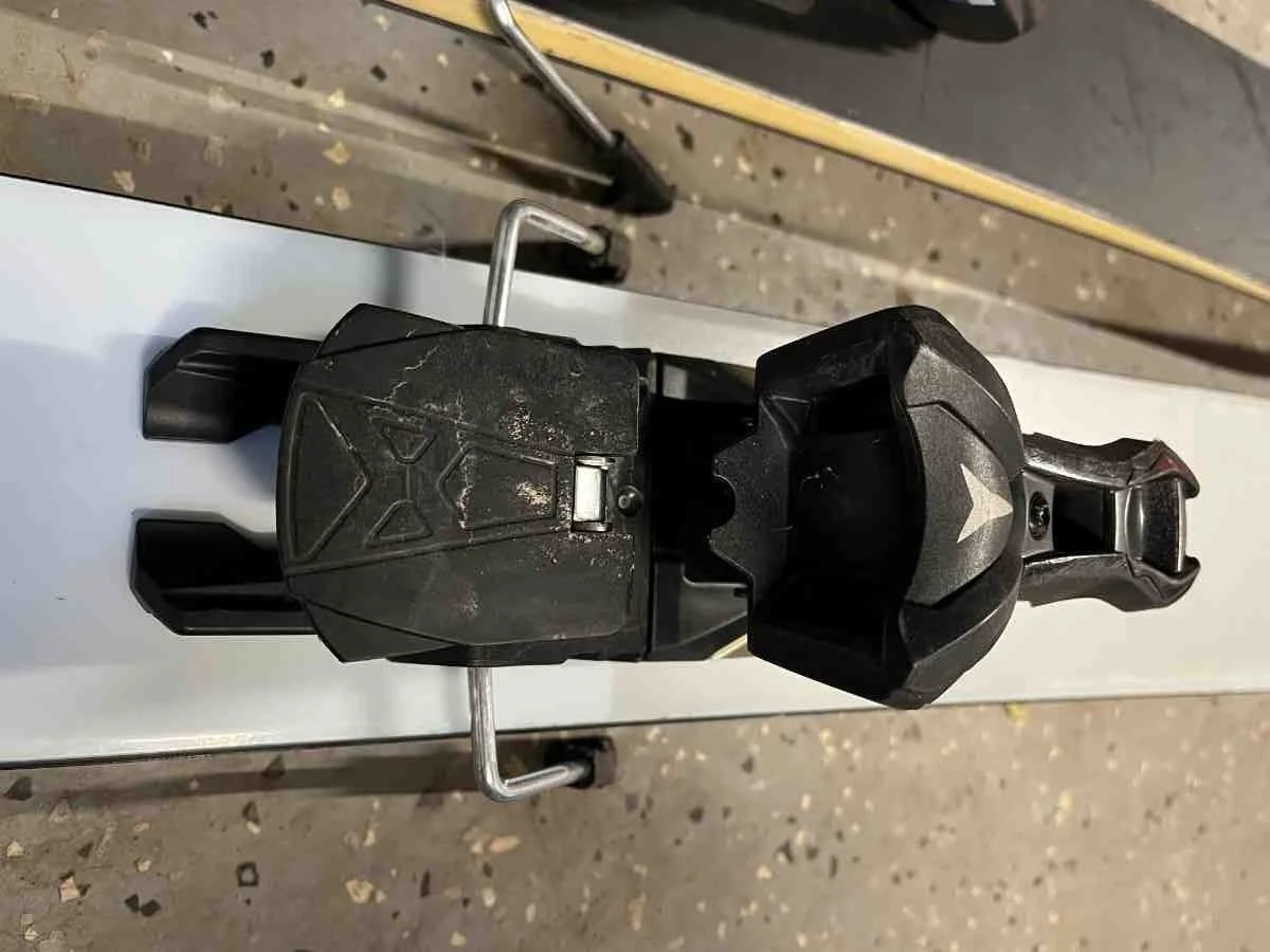 Side profile of an alpine ski binding heel piece.