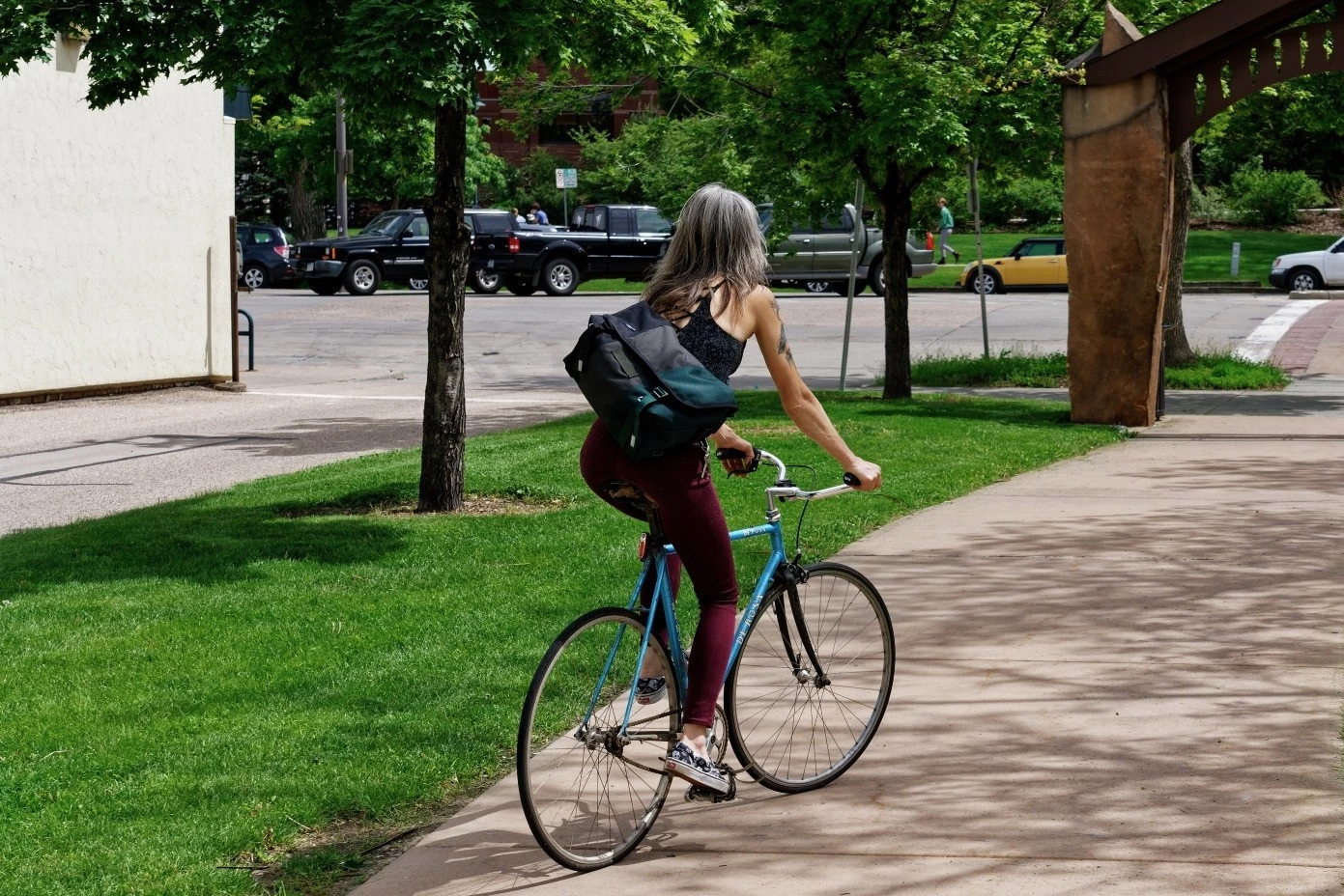 A person wearing the Timbuk2 Classic messenger bag which sits horizontally across their back.